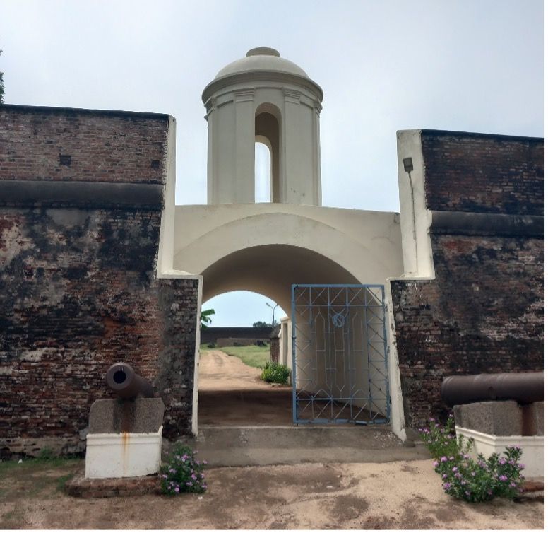 Life and Death in the Dutch Fort at Sadras